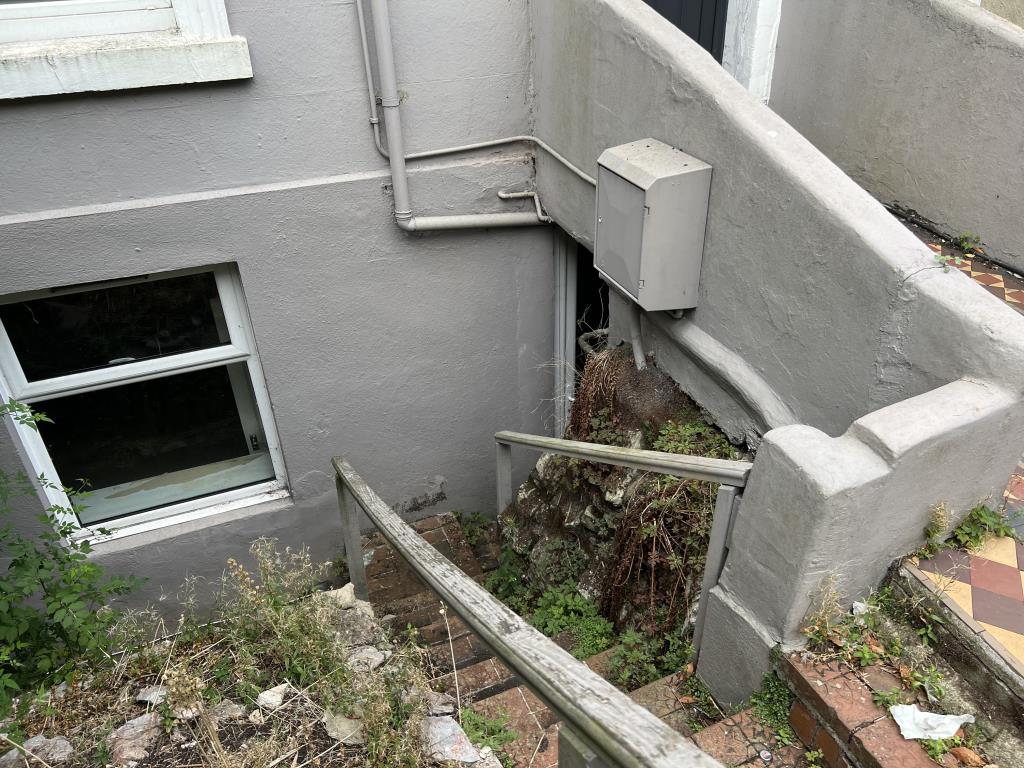 Lot: 142 - FREEHOLD INVESTMENT WITH TWO VACANT FLATS FOR UPDATING -